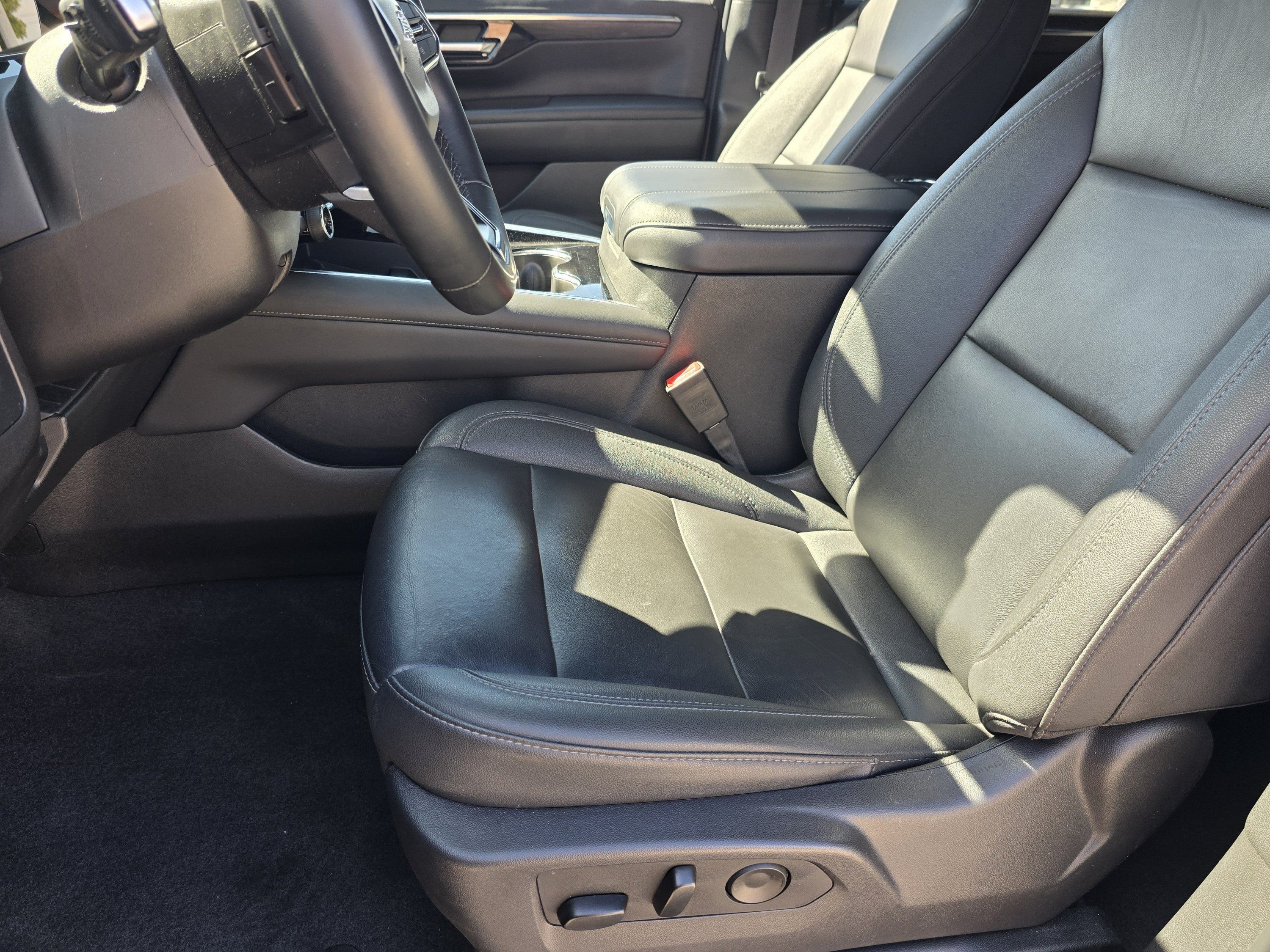 Used 2025 Chevrolet Suburban Z71 AWD/4WD image 30