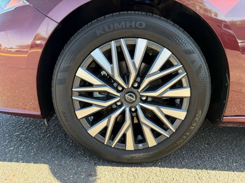 Used 2025 Nissan Altima 2.5 SV FWD image 11