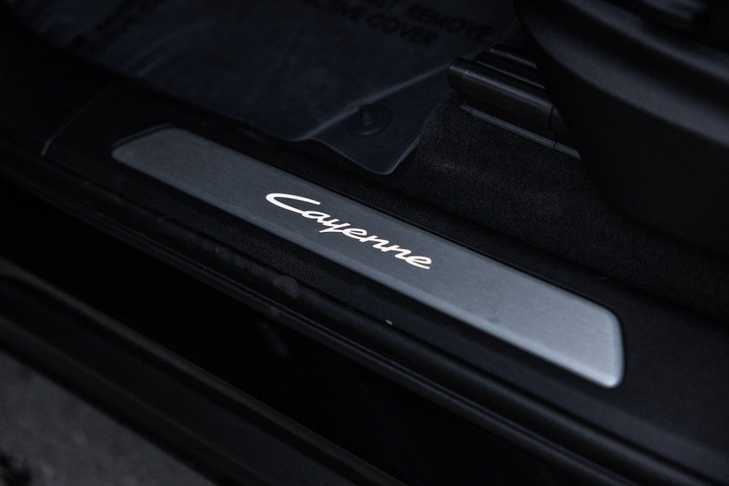 Certified 2025 Porsche Cayenne E-Hybrid AWD/4WD image 19