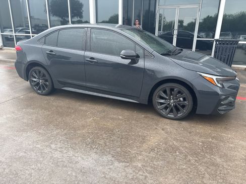 Used 2024 Toyota Corolla SE image 3