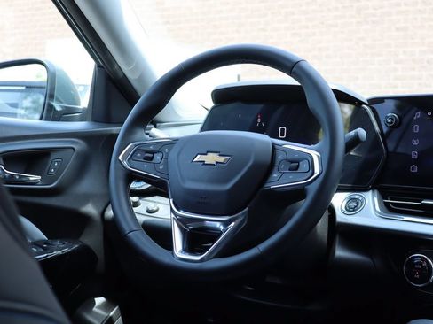 Used 2025 Chevrolet Trax LT w/ LT Convenience Package FWD image 37