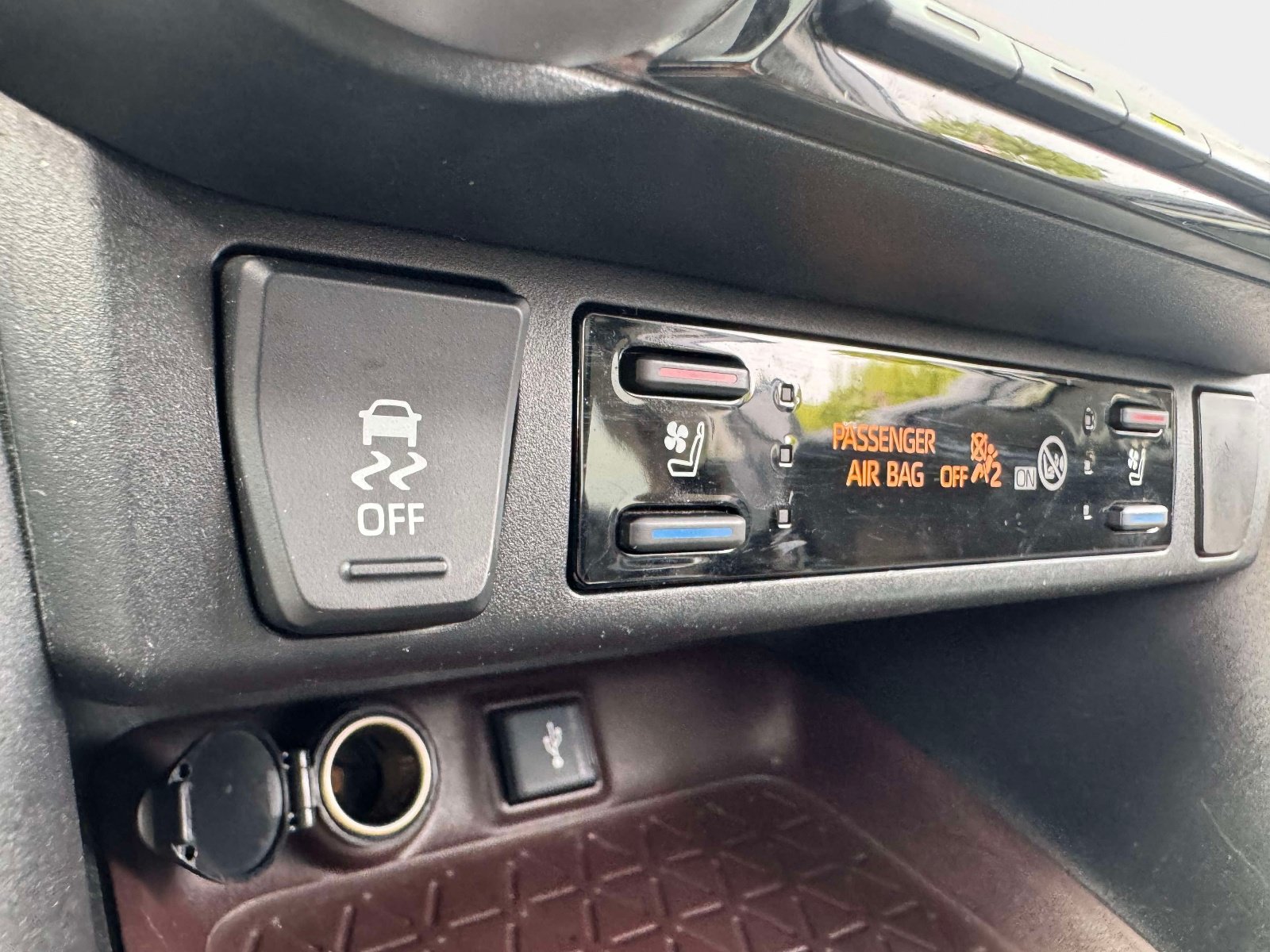 Used 2021 Toyota RAV4 Limited w/ Limited Grade Weather Package AWD/4WD image 38