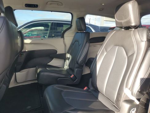 Used 2024 Chrysler Pacifica Touring-L image 34