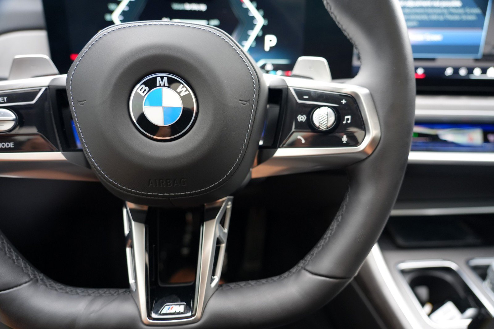Used 2025 BMW 740i w/ Premium Package RWD image 25