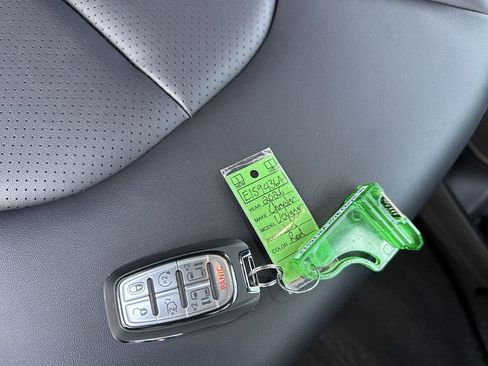 Used 2026 Chrysler Voyager LX image 27