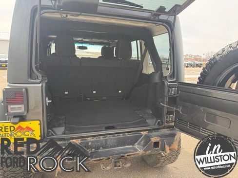 Used 2018 Jeep Wrangler Unlimited Sahara AWD/4WD image 21
