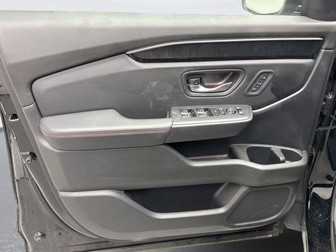 Used 2025 Honda Pilot Black Edition image 9