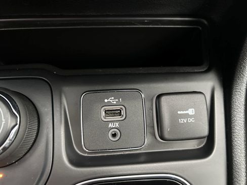 Used 2022 Jeep Cherokee Limited image 27