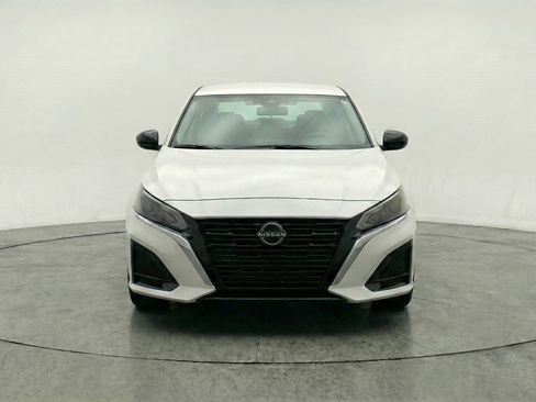 Used 2025 Nissan Altima 2.5 SV FWD image 2