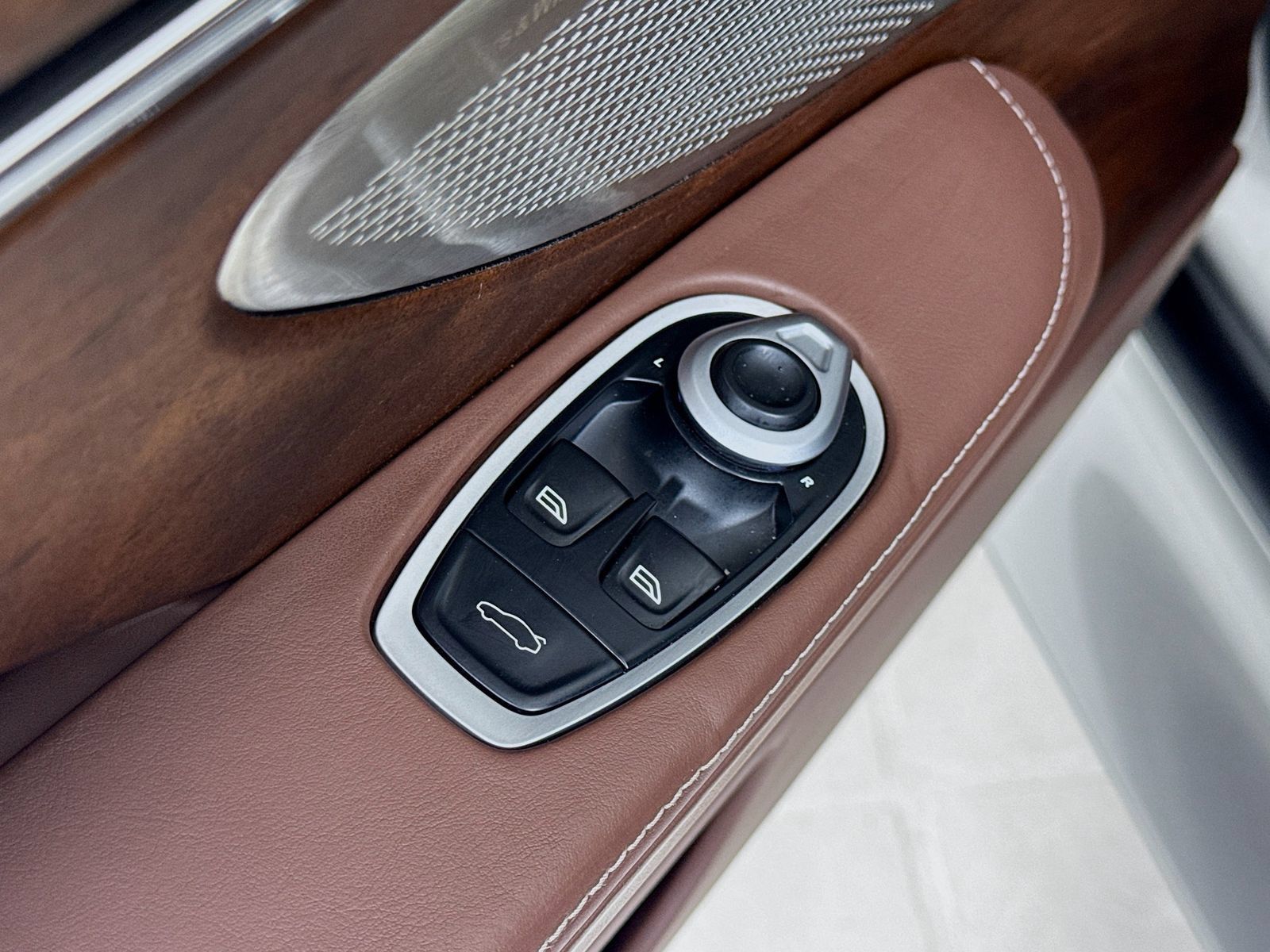 Used 2024 Aston Martin DB12 Coupe RWD image 16