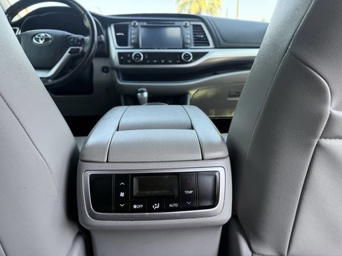 Used 2018 Toyota Highlander XLE image 24