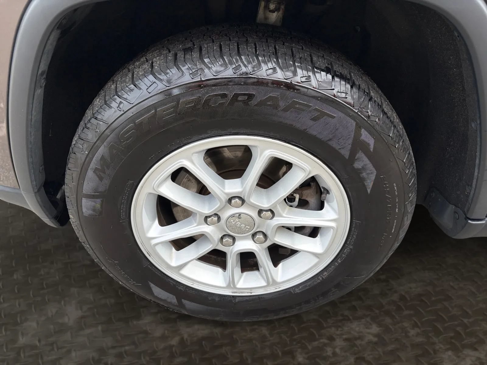 Used 2019 Jeep Grand Cherokee Laredo AWD/4WD image 34