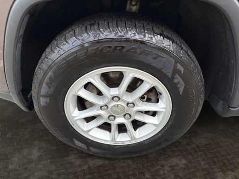 Used 2019 Jeep Grand Cherokee Laredo image 34