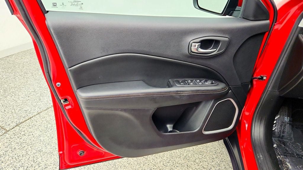 Used 2019 Jeep Compass Latitude FWD image 10