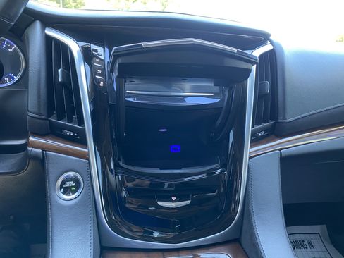 Used 2020 Cadillac Escalade Luxury AWD/4WD image 26