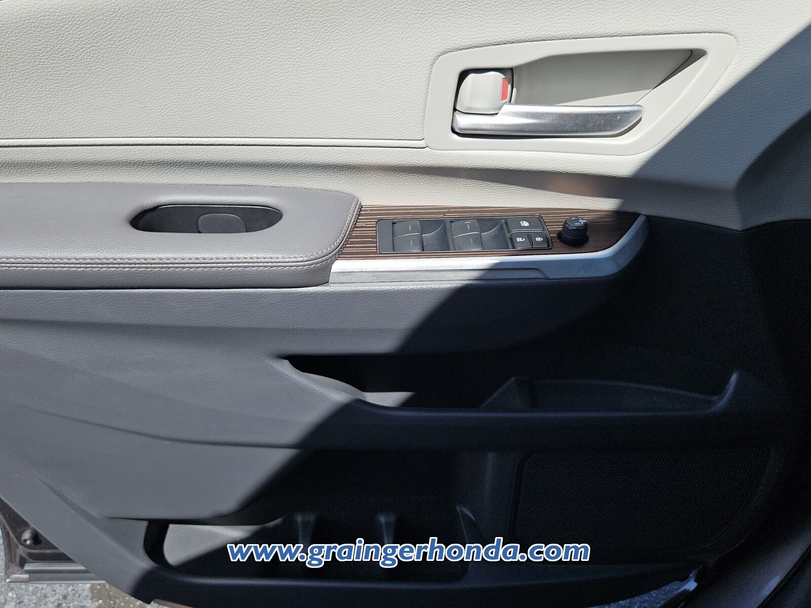 Used 2024 Toyota Sienna XLE w/ XLE Plus Package FWD image 25