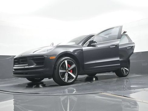 Certified 2022 Porsche Macan S AWD/4WD image 31