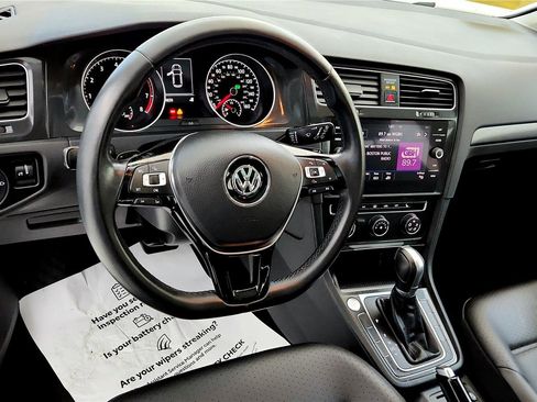 Used 2018 Volkswagen Golf SE image 24