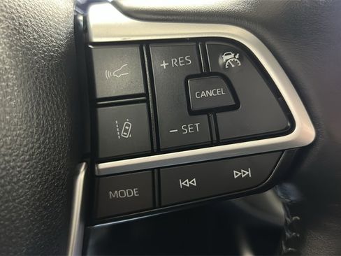 Used 2024 Toyota Highlander XLE image 25