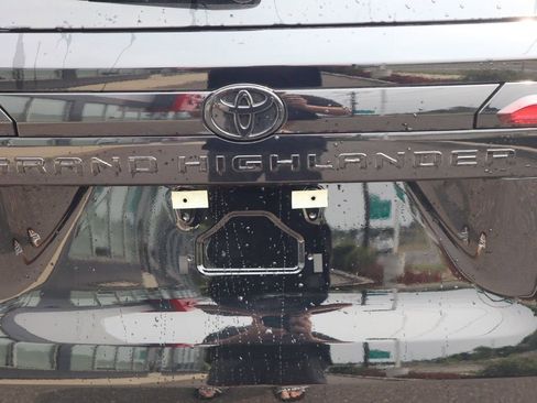 Used 2025 Toyota Grand Highlander AWD image 38