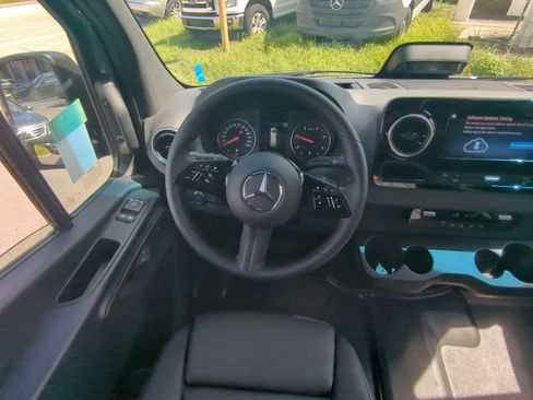Used 2025 Mercedes-Benz Sprinter 2500 image 3
