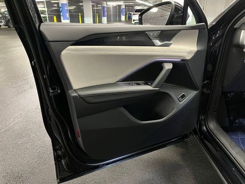 New 2025 Volkswagen Tiguan SE image 18