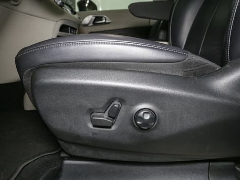 Used 2023 Chrysler Pacifica Touring-L FWD image 39