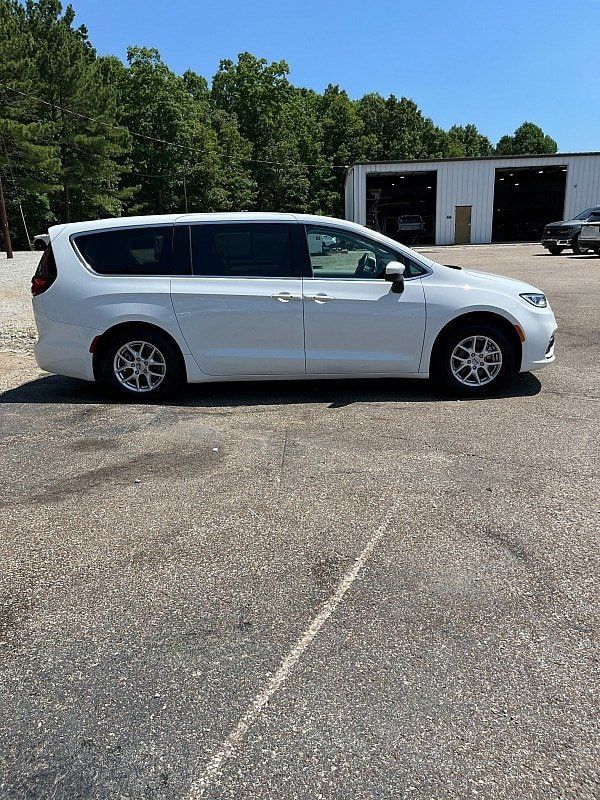 Used 2023 Chrysler Pacifica Touring-L FWD image 7