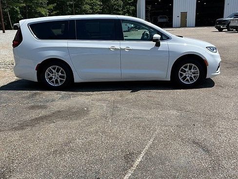 Used 2023 Chrysler Pacifica Touring-L FWD image 7