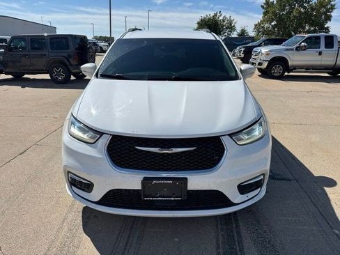 Used 2021 Chrysler Pacifica Touring w/ Uconnect Theater Family Group FWD image 2