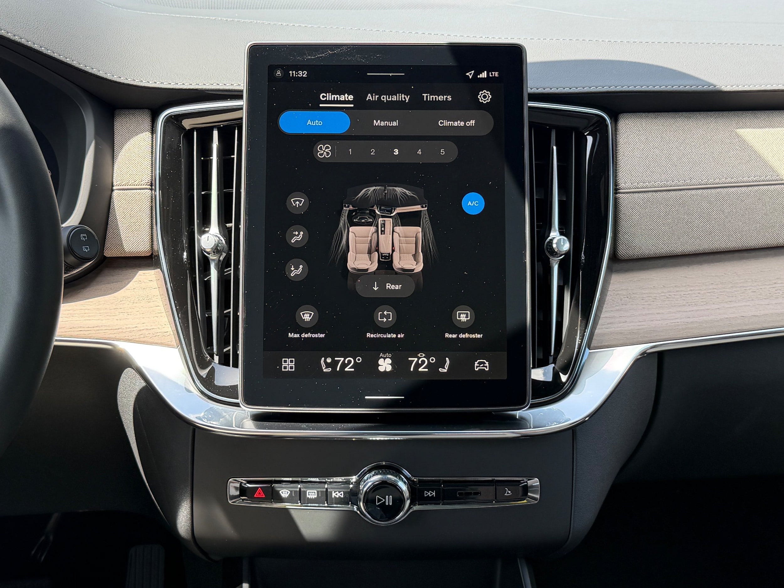 New 2026 Volvo XC90 T8 Plus w/ Protection Package Premier AWD/4WD image 13