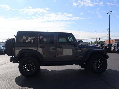 Used 2017 Jeep Wrangler Unlimited Rubicon w/ Cold Weather Group AWD/4WD image 9