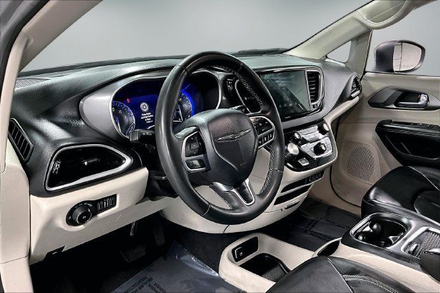 Used 2023 Chrysler Pacifica Touring-L FWD image 16