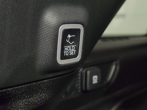 Used 2024 Jeep Grand Cherokee Limited image 9