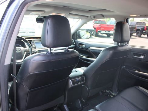 Used 2018 Toyota Highlander XLE AWD/4WD image 24