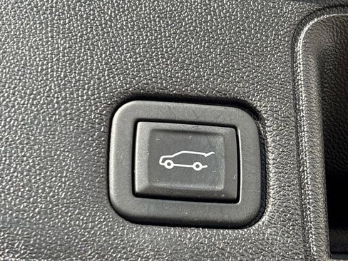 Used 2024 GMC Terrain SLT w/ Tech Package image 29