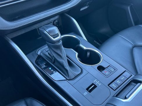 Used 2020 Toyota Highlander XLE image 29