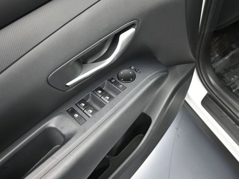 Used 2025 Hyundai Tucson SE image 13