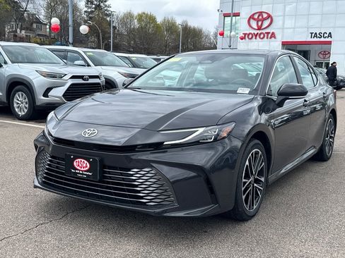 Used 2025 Toyota Camry XLE AWD/4WD image 3