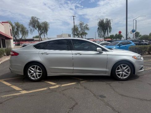 Used 2016 Ford Fusion SE FWD image 2