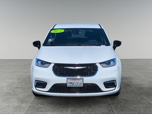 Used 2024 Chrysler Pacifica Touring FWD image 8