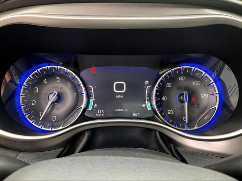 Used 2024 Chrysler Pacifica Touring-L FWD image 11