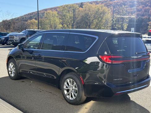 New 2026 Chrysler Pacifica Select image 4