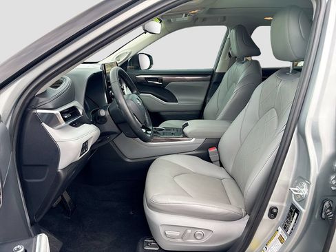 Used 2021 Toyota Highlander Platinum FWD image 19