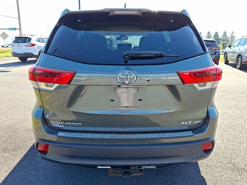 Used 2018 Toyota Highlander XLE w/ Carpet Mat Package (TMS) AWD/4WD image 6