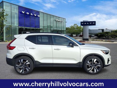 Certified 2025 Volvo XC40 B5 Plus image 8