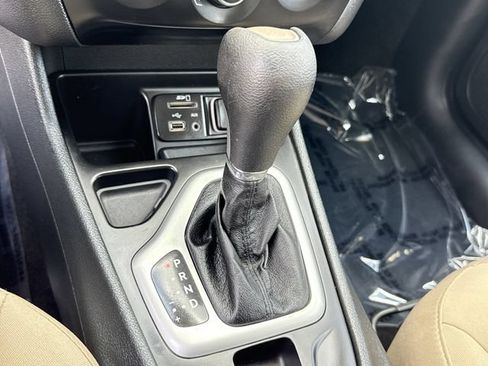 Used 2015 Jeep Cherokee Sport FWD image 31