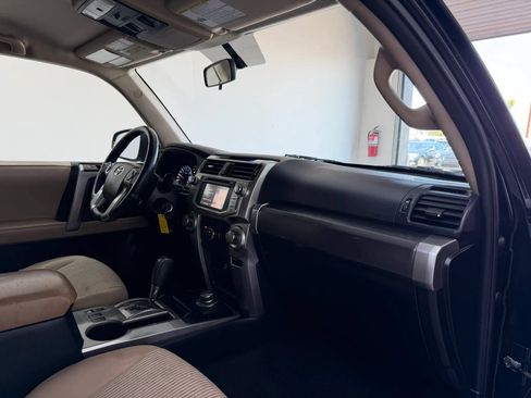 Used 2016 Toyota 4Runner SR5 AWD/4WD image 32