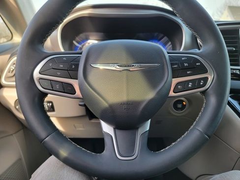 Used 2022 Chrysler Pacifica Touring-L image 35