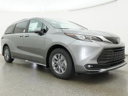 New 2026 Toyota Sienna XLE FWD image 2